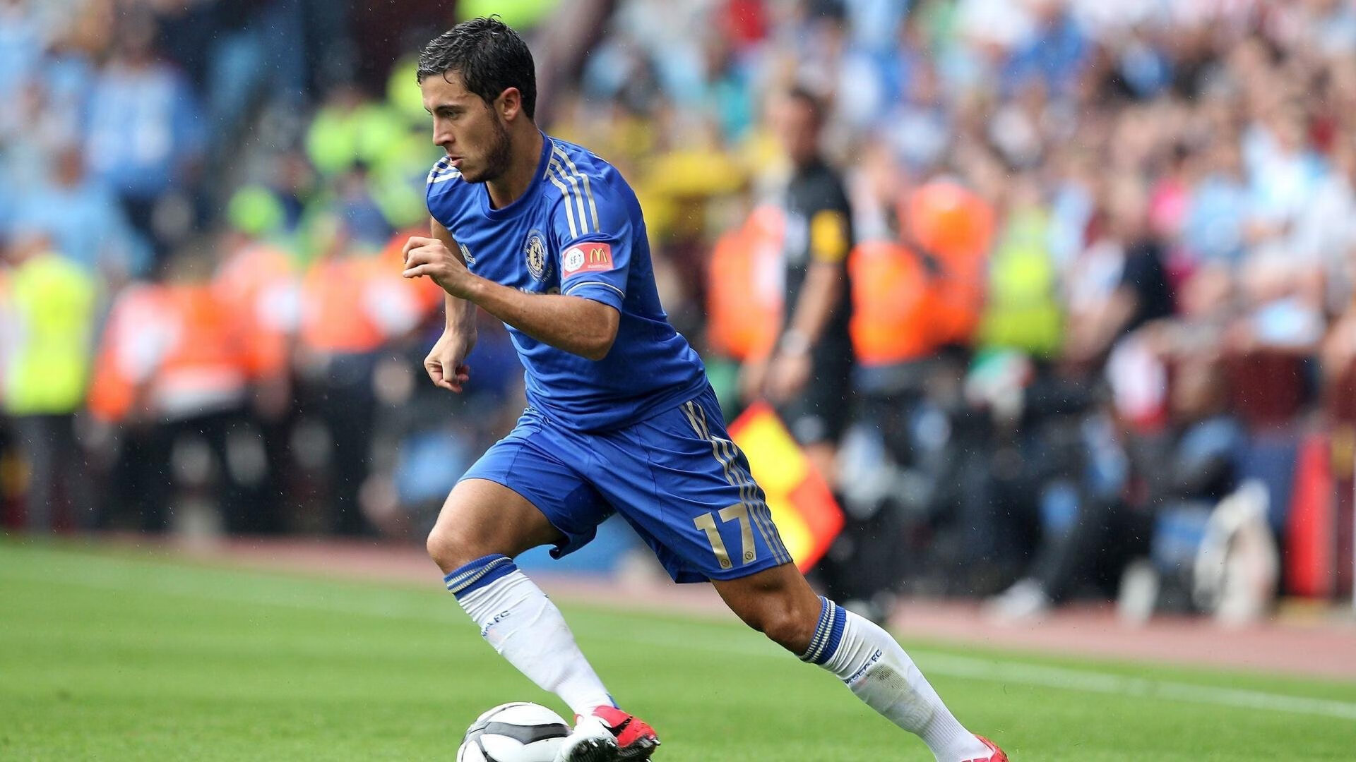 李恩:全黑队中场的主心骨,组织进攻如行云流水,李恩百科