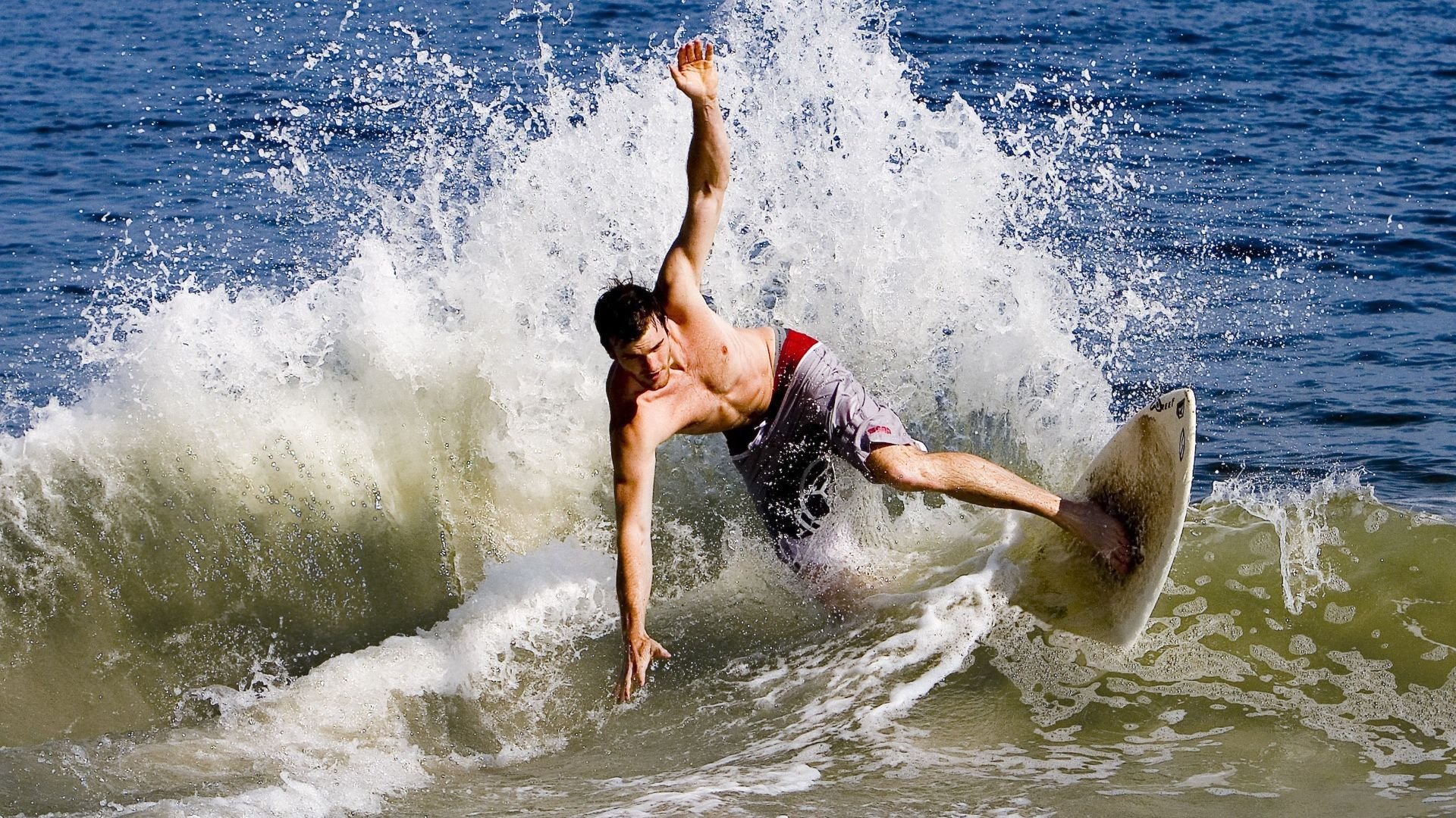 _新能源探索赛:绿色动力引领的极速体验_,绿色新能源技术应用大赛